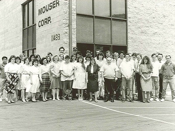 Photo datant de 1973 représentant des employés de Mouser devant le bâtiment de Mouser Corp.